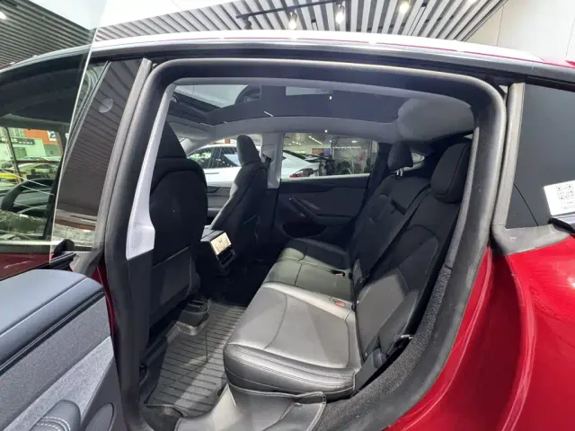 Tesla Model Y — Фото автомобиля 16