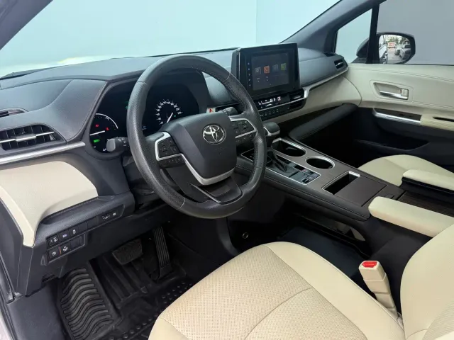 Toyota Sienna — Фото автомобиля 14