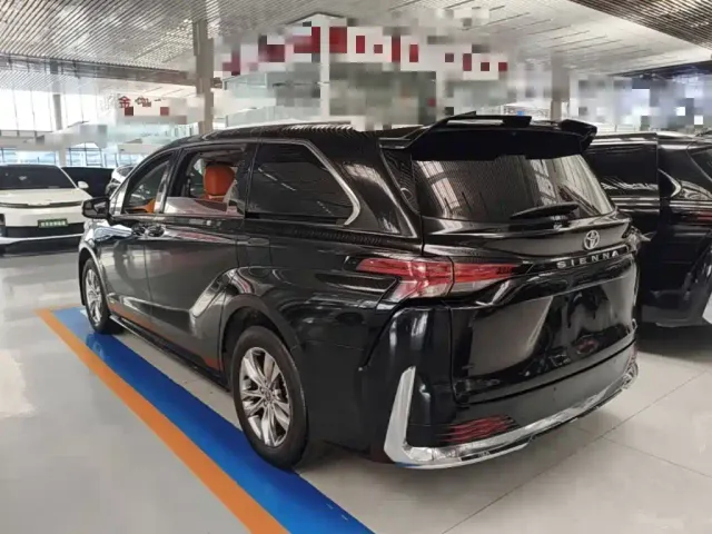 Toyota Sienna — Фото автомобиля 4