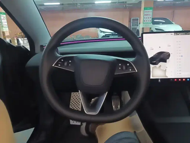 Tesla Model 3 — Фото автомобиля 10