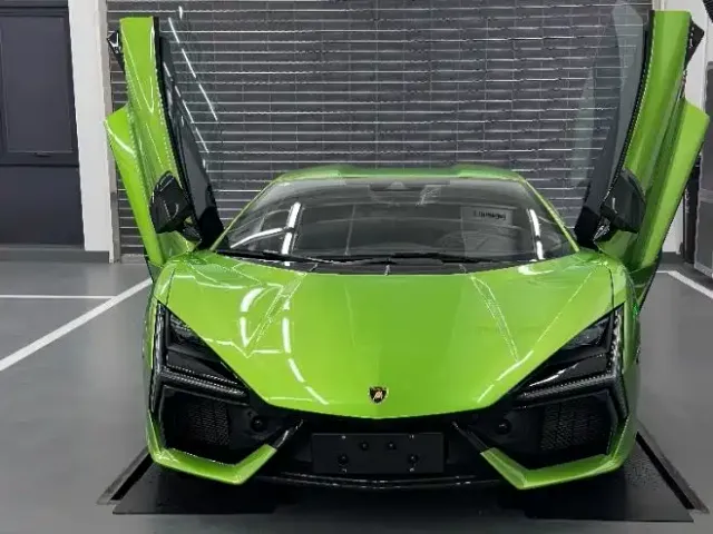 Lamborghini Revuelto — Фото автомобиля 3