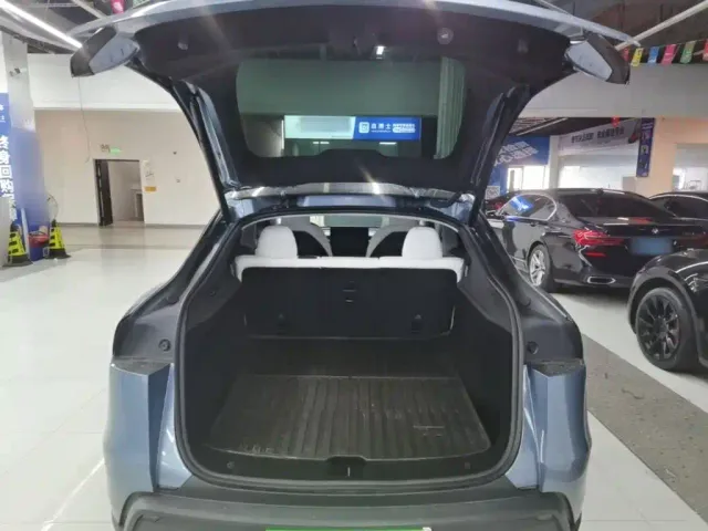 Tesla Model Y — Фото автомобиля 18