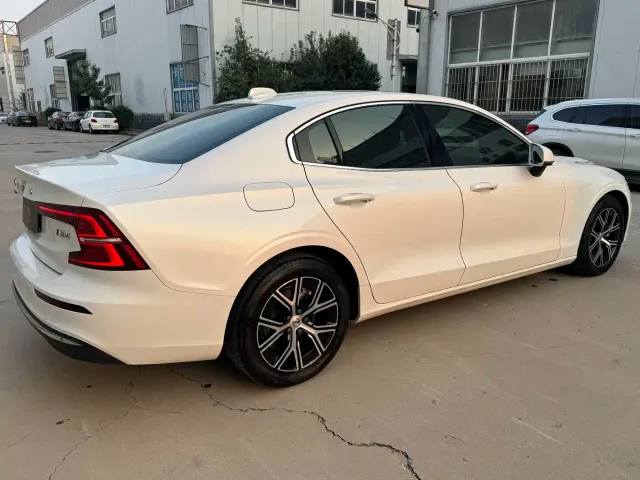Volvo S60 — Фото автомобиля 4