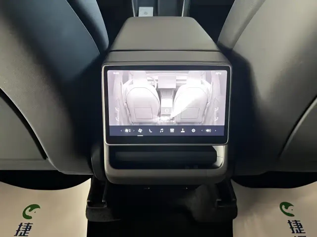 Tesla Model Y — Фото автомобиля 26