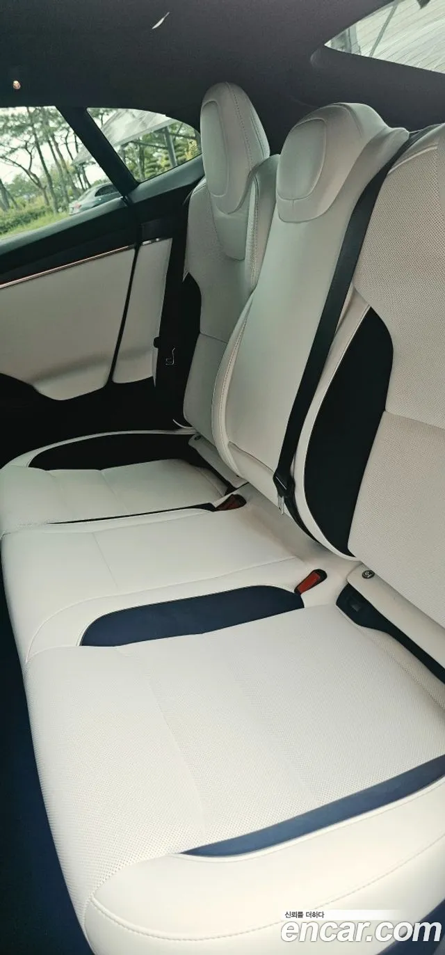 Tesla Model S — Фото автомобиля 15