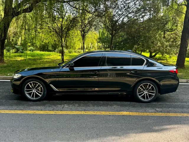 BMW 5 Series — Фото автомобиля 3