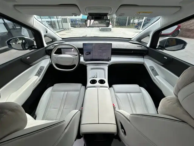 Xpeng X9 — Фото автомобиля 16