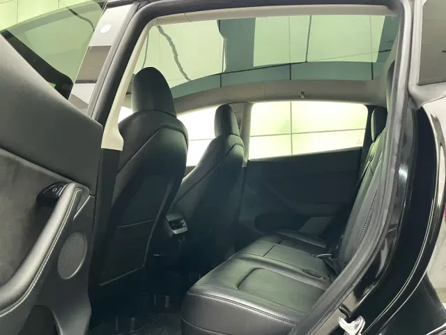 Tesla Model Y 2021 Standard Range Rear-Wheel Drive — Фото автомобиля 4