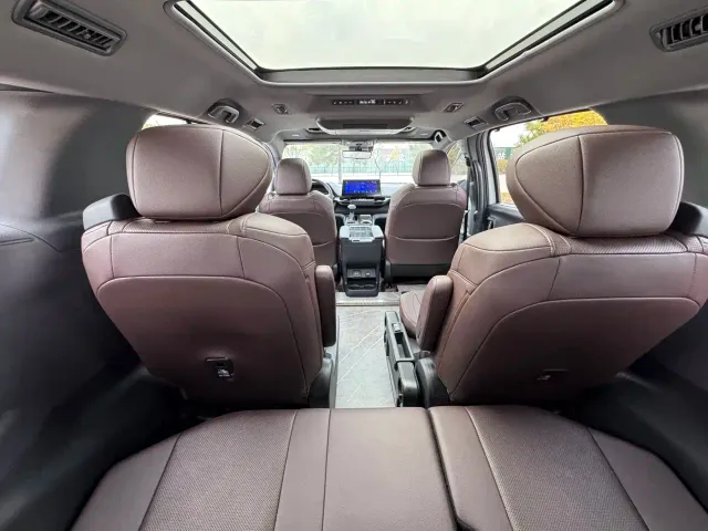 Toyota Sienna — Фото автомобиля 16