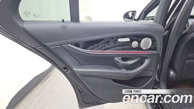 Mercedes-Benz E-Class — Фото автомобиля 25