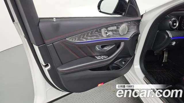 Mercedes-Benz E-Class — Фото автомобиля 24