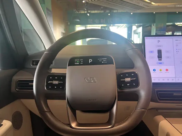 Li Auto MEGA — Фото автомобиля 10