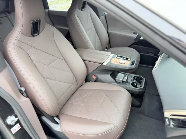 BMW iX — Фото автомобиля 8