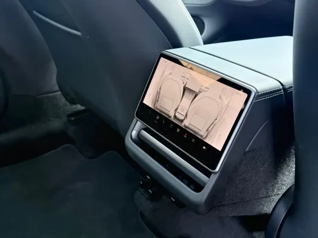 Tesla Model Y — Фото автомобиля 12