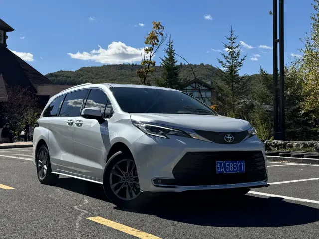 Toyota Sienna — Фото автомобиля 3