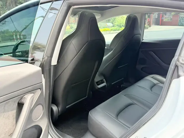 Tesla Model 3 — Фото автомобиля 5