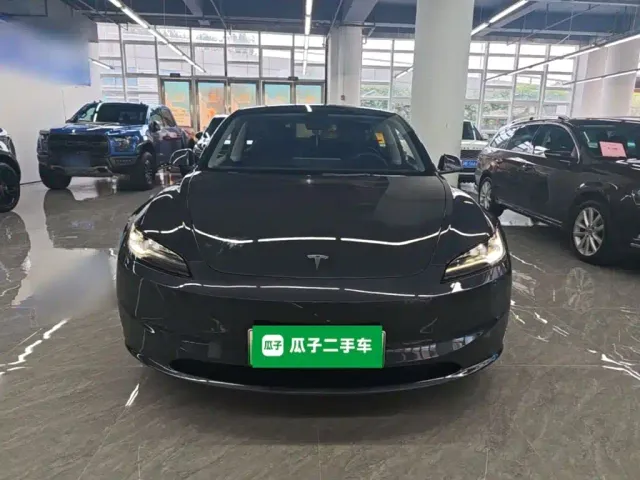 Tesla Model 3 — Фото автомобиля 2