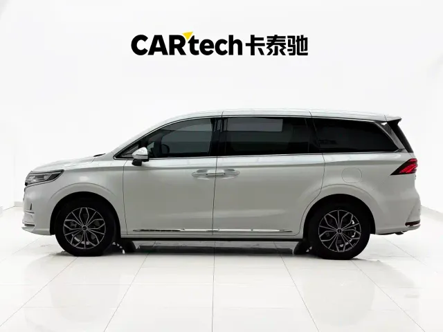Roewe iMAX8 — Фото автомобиля 3