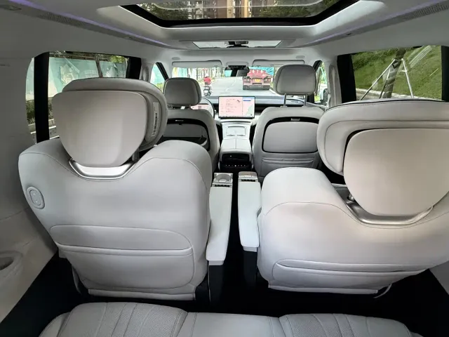 Xpeng X9 — Фото автомобиля 6