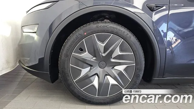 Tesla Model Y — Фото автомобиля 5