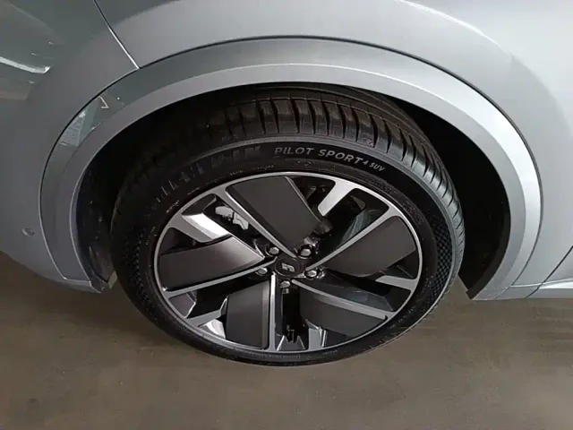 Li Auto L8 — Фото автомобиля 22