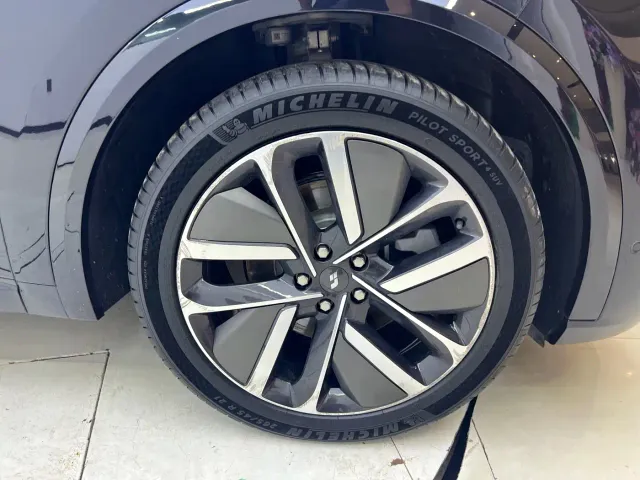 Li Auto L9 — Фото автомобиля 26