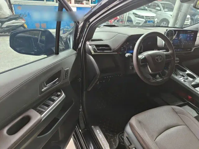 Toyota Sienna — Фото автомобиля 15