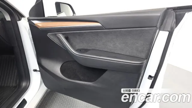 Tesla Model Y — Фото автомобиля 13