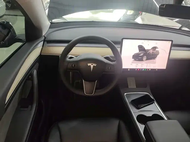 Tesla Model Y — Фото автомобиля 10
