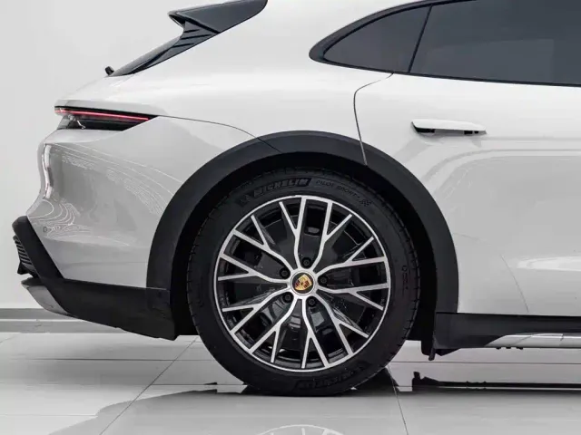 Porsche Taycan — Фото автомобиля 15