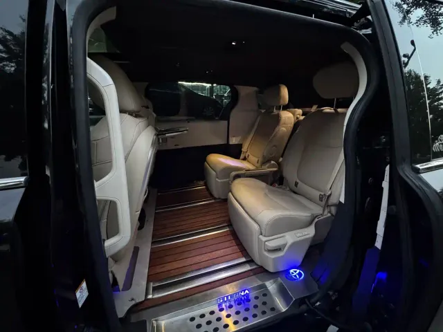 Toyota Sienna — Фото автомобиля 11