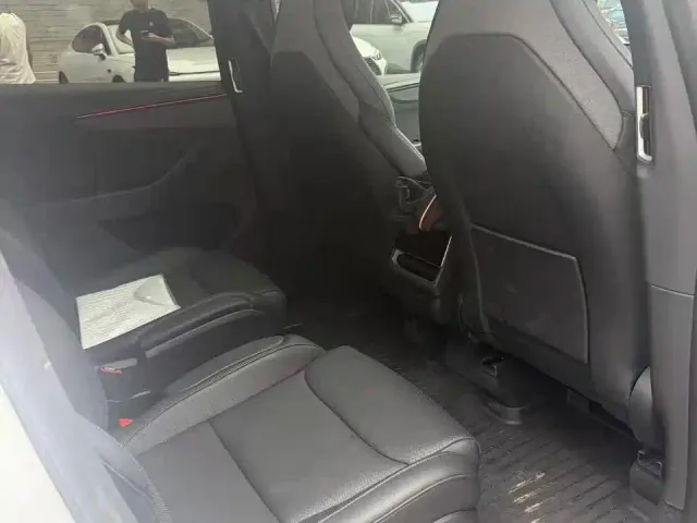 Tesla Model Y L — Фото автомобиля 4