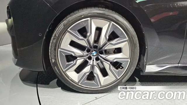 BMW i7 G70 — Фото автомобиля 5