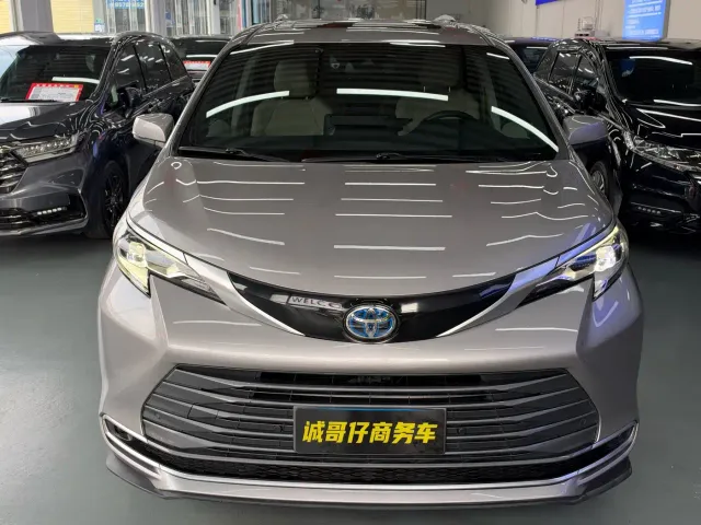 Toyota Sienna — Фото автомобиля 2