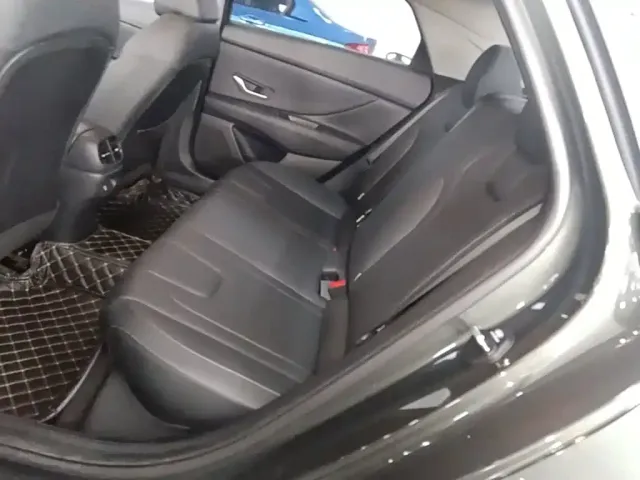 Hyundai Elantra — Фото автомобиля 16