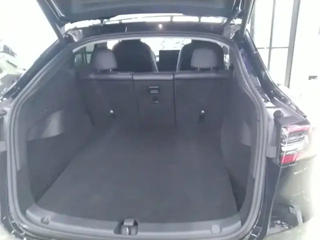 Tesla Model Y — Фото автомобиля 18