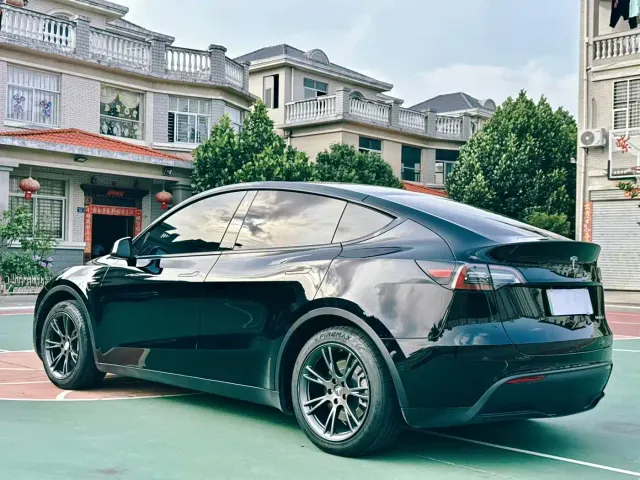 Tesla Model Y — Фото автомобиля 9