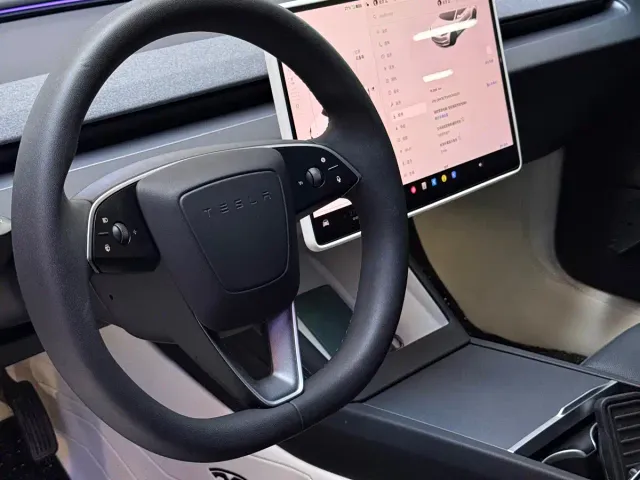 Tesla Model 3 — Фото автомобиля 11