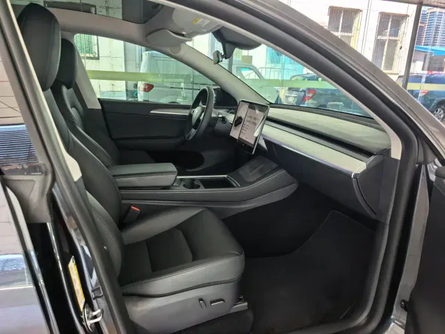 Tesla Model Y — Фото автомобиля 10