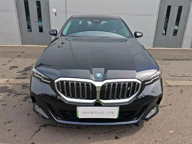 BMW i5 — Фото автомобиля 2