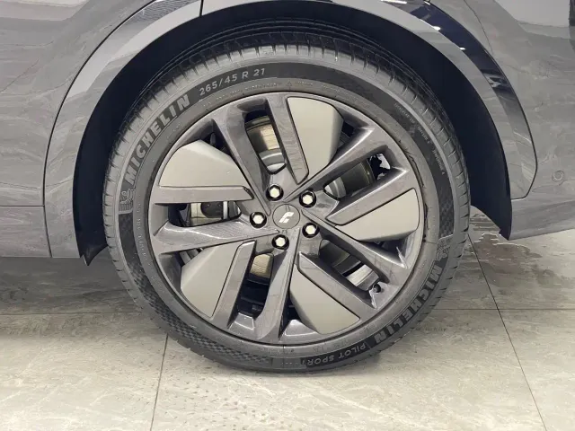 Li Auto L7 — Фото автомобиля 19