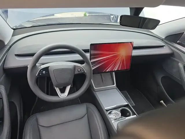 Tesla Model Y — Фото автомобиля 9