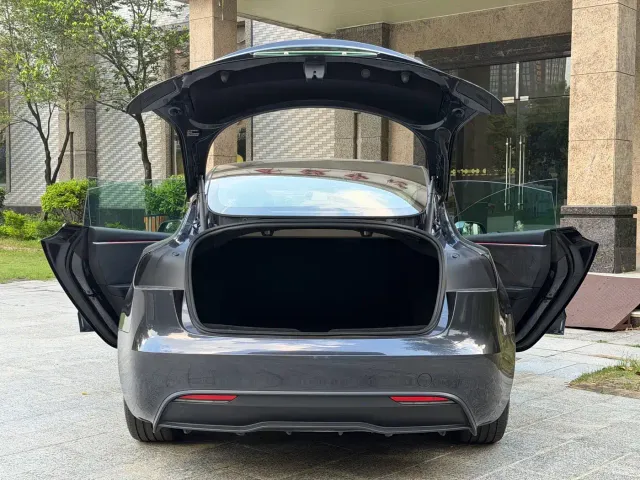 Tesla Model 3 — Фото автомобиля 16