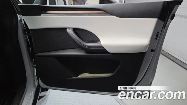 Tesla Model X — Фото автомобиля 25