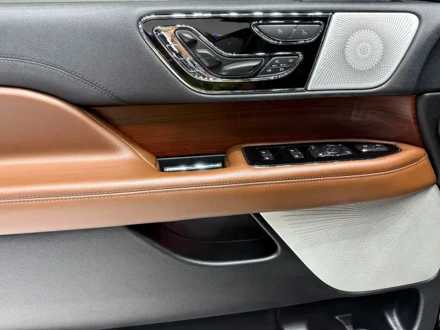Lincoln Navigator — Фото автомобиля 19