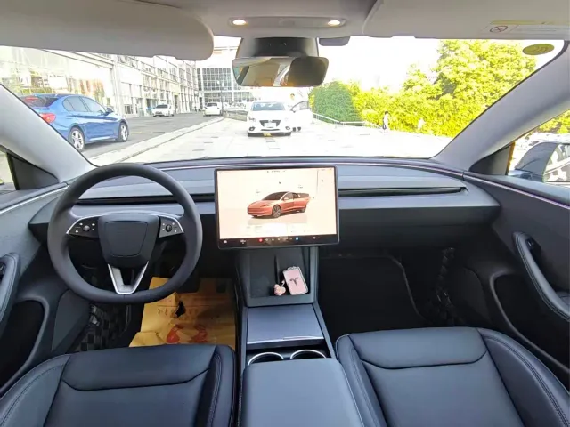 Tesla Model 3 — Фото автомобиля 5