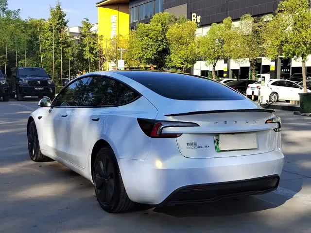 Tesla Model 3 — Фото автомобиля 6