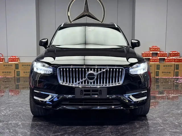 Volvo XC90 — Фото автомобиля 2