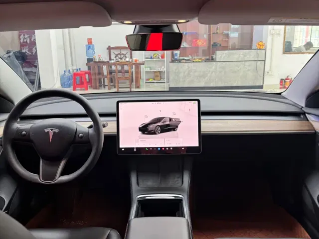 Tesla Model 3 — Фото автомобиля 6