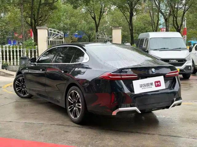 BMW 5 Series — Фото автомобиля 9